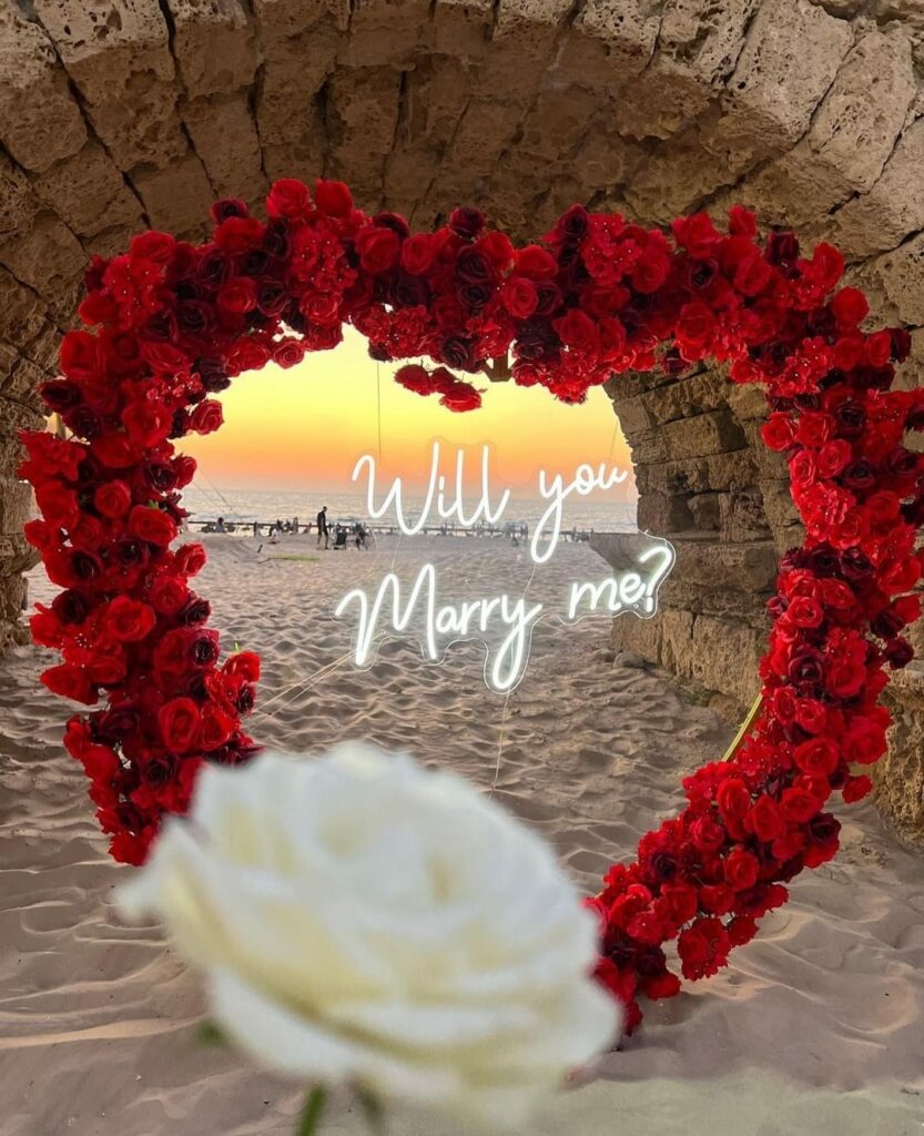 הצעת נישואין בים עם לב פרחים