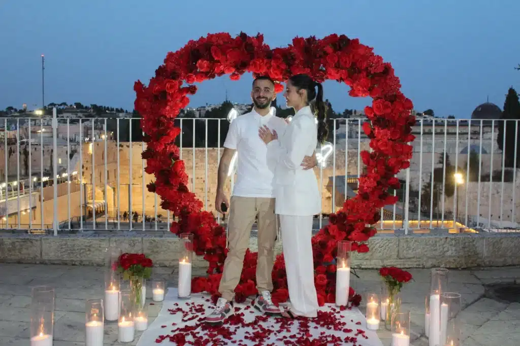 הצעת נישואין במרפסת הכותל לאחר השקיעה