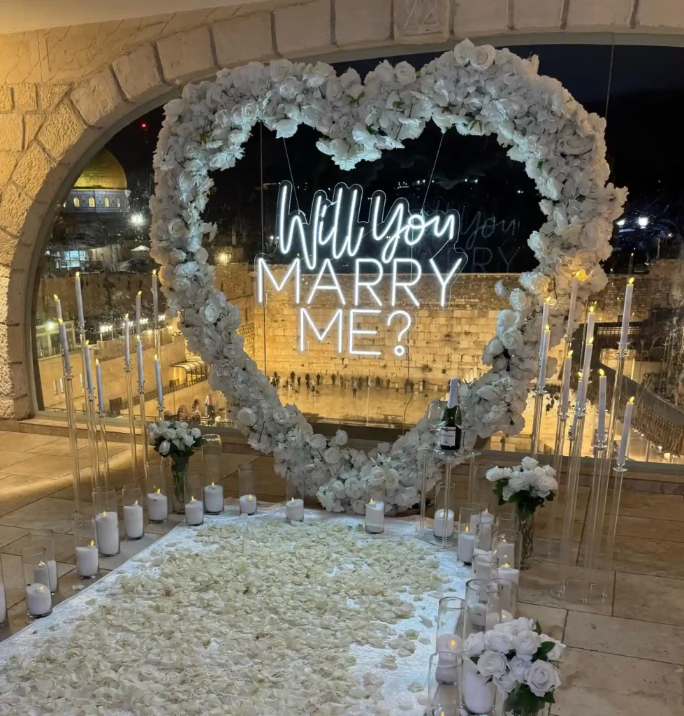 הצעת נישואין במרפסת הכותל בערב